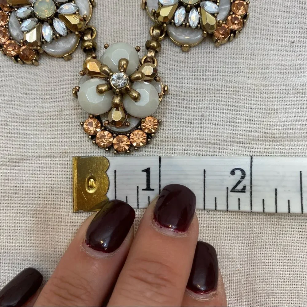NWOT Antiqued Gold Tone Neutral Tone Statement Necklace‎